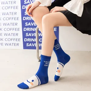 Leuke blauwe katoenen halverwege kuit sokken voor vrouwen met lief glimlachend gezicht en letters.