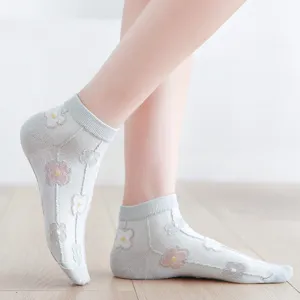 Cute floral short socks for women, breathable cotton summer ankle socks with sweet design.