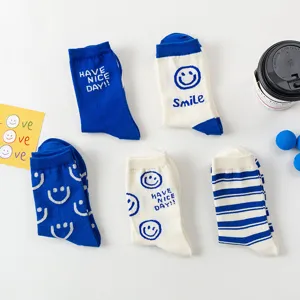 Leuke blauw-witte katoenen halverwege kuit sokken voor vrouwen met smiley.