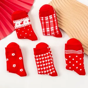 Rote festliche Baumwoll-Mittelsocken für Damen und Herren mit klassischen Hahnentritt-Mustern.