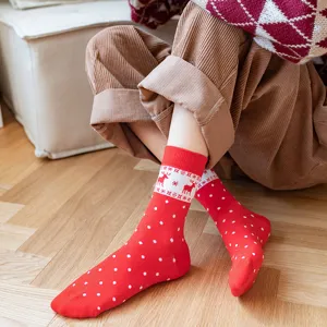 Rote Weihnachts-Baumwollsocken in Wadenlänge mit niedlichen Punkten und Rentier-Motiv.