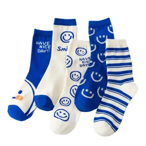 Blauwe katoenen halverwege kousen voor dames met leuke lach en strepen, casual dagelijkse kleding.