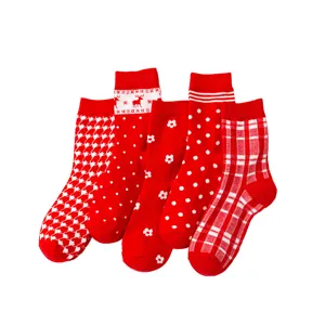 Rote Socken Set für Damen und Herren, festliche Baumwoll-Strümpfe mit niedlichen Mustern.