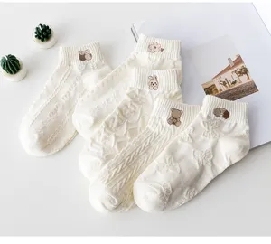 Calcetines cortos blancos de algodón para mujer con bonito bordado de osos y flores, estilo lindo.