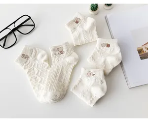 Calcetines cortos blancos de algodón bonitos con bordado de osos, estilo japonés calcetines de verano.