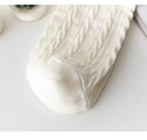 Calcetines cortos de algodón blanco para mujer con tejido de ochos, vista detallada.