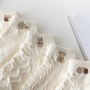 Calcetines blancos bordados para mujer, estilo japonés cortos de algodón con animales.