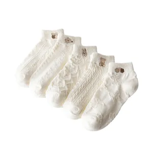 Calcetines cortos blancos bonitos para mujer algodón bordado oso verano japonés estilo moda
