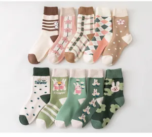 Detailansicht der retro Karomuster und süßen Kaninchen dicken warmen Frottee-Socken im Winter.
