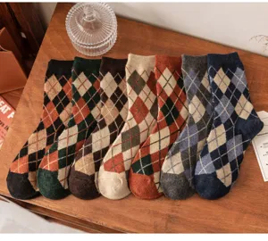 Detail van gezellige winterse argyle wollen sokken met retro ruitjes voor warme voeten.