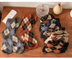 Gedetailleerd overzicht van dames vintage argyle middelhoge sokken, dik en warm in diverse kleuren.