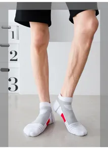 Close-up detailweergave van ademende, lage heren-sportsokken voor hardlopen, comfortabel design.