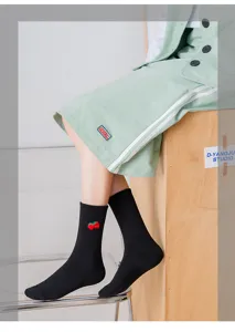 Chaussettes mi-hautes noires mignonnes pour femmes avec broderie de fraise style coréen.