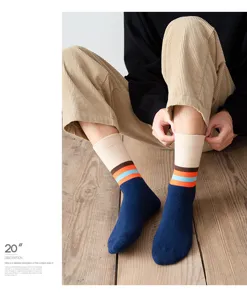 Chaussettes mi-hautes épaisses en bouclette pour homme, design rayé chaud et élégant.