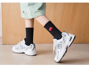 Chaussettes mi-hautes noires brodées de fraises mignonnes pour femmes, style coréen tendance.