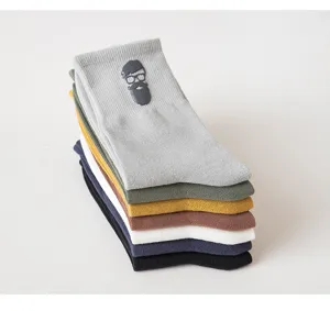 Vista dettagliata di calze in cotone impilate con stampa di uomo barbuto hipster.