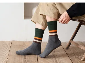 Vue détaillée de chaussettes thermiques épaisses pour hommes avec bouclette douillette et revers rayés.