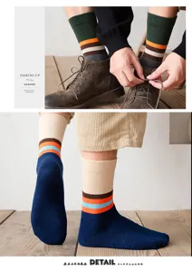 Gros plan sur les détails de chaussettes rayées épaisses d'hiver offrant style et confort.
