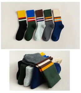 Vue détaillée de chaussettes d'hiver épaisses en laine avec poignets rayés, douillettes.