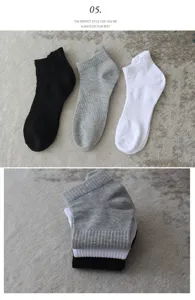 Cómodos calcetines de algodón en negro, gris y blanco. Vista de detalle de pila suave.
