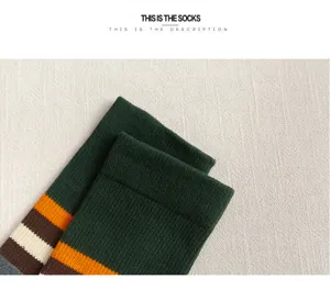 Chaussettes thermiques d'hiver épaisses avec des rayures colorées, vue détaillée de la texture.