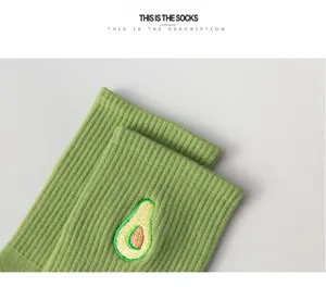 Chaussettes longues brodées d'avocat vert, style coréen mignon chaussettes tricotées.