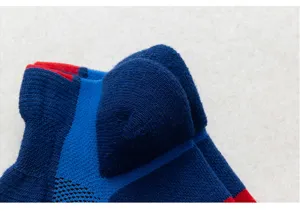 Heren sportieve badstof demping enkelsokken detail, ademende hardloop sport sok ontwerp.