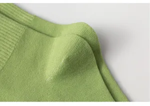 Vue détaillée de chaussettes en tricot vert, montrant texture douce et poignet élastique.