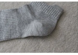 Primer plano de los detalles de calcetines grises acanalados, algodón suave en el talón.