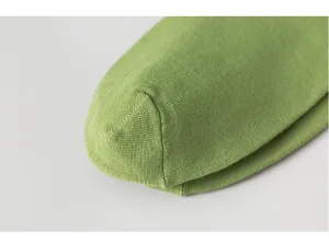 Chaussettes en tricot vert détail gros plan des orteils, texture de tissu respirante douce.
