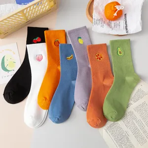Chaussettes Mi-mollet pour Femmes Mignon Style Japonais Fruit Brodées Confortables Respirantes en Coton Décontractées pour le Quotidien