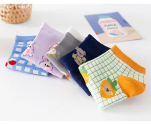 Gros plan de chaussettes courtes en coton mignonnes avec des motifs d'animaux et des couleurs.
