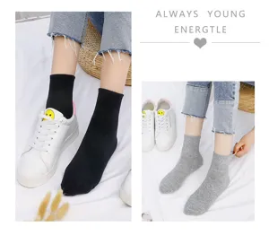Vue détaillée de chaussettes en coton unies pour couples, design respirant et confortable.