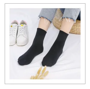 Vue détaillée de chaussettes unies noires en coton, respirantes et confortables.