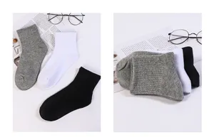 Vue détaillée de chaussettes courtes en coton unies en noir, blanc et gris doux.