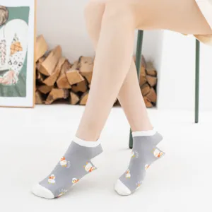 Chaussettes basses grises en coton pour femmes avec joli motif d'animaux et talon blanc.