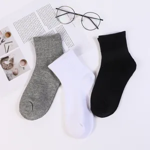 Chaussettes unies décontractées pour hommes et femmes, en coton confortable et respirant.