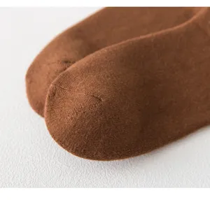 Nahaufnahme der dicken braunen Winter-Strick-Frotteesocken, zeigt weiche Textur und Feinnähte.