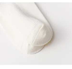Gros plan détail chaussette coton côtelé blanc, texture tricot doux pour style lolita sucré.