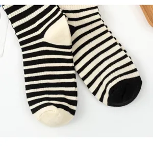 Klassische schwarz-weiße Baumwoll-Mittelsocken im Streifendesign, bequem und modisch.