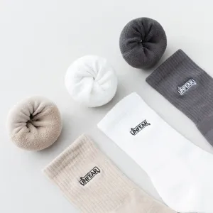 Calze lunghe sportive da basket in spugna spessa da uomo con ricamo elegante per inverno.
