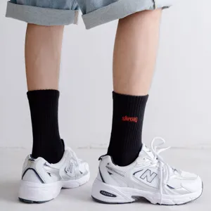 Calzini sportivi alti da uomo con ricamo rosso design lettere cotone spesso e resistente
