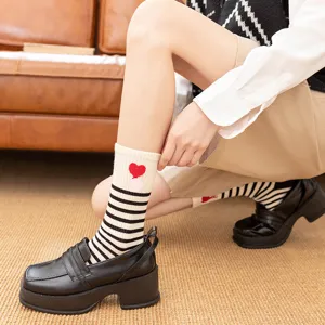 Damen Modisch Gestreift Baumwolle Crew Socken Süß Beflockt Herz Buchstabe Casual Bequem Atmungsaktiv Ganzjährig Mittelhohe Socken