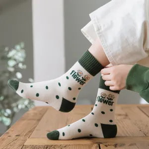 Damen Retro Wadenlange Socken mit Blumenmuster und gruenen Punkten gemuetliche Wintersocken