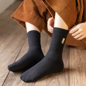 Winter dicke warme Frottee Socken für Damen, süße Bärenstickerei lässige einfarbige schwarze Socken.