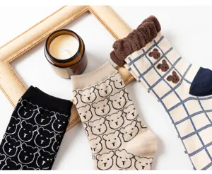 Gros plan de chaussettes en coton d'hiver chaud et épais avec motif d'ours mignon.