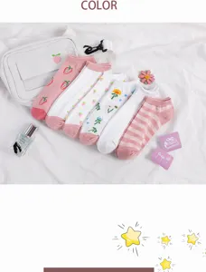 Calzini corti in cotone per donna, con simpatici motivi di fragole, fiori e righe.
