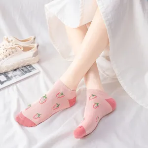 Carine calze corte rosa da donna, dolce design con stampa di fragole, calze basse in cotone.