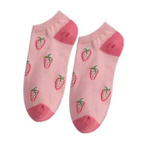 Cavalieri calzini rosa in cotone con grazioso motivo a fragola per donna in primavera.