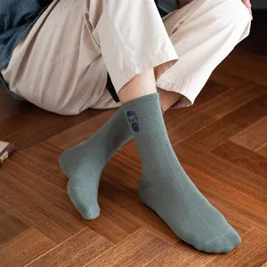 Calzini da uomo in cotone tinta unita con elegante ricamo ritratto hipster per autunno.